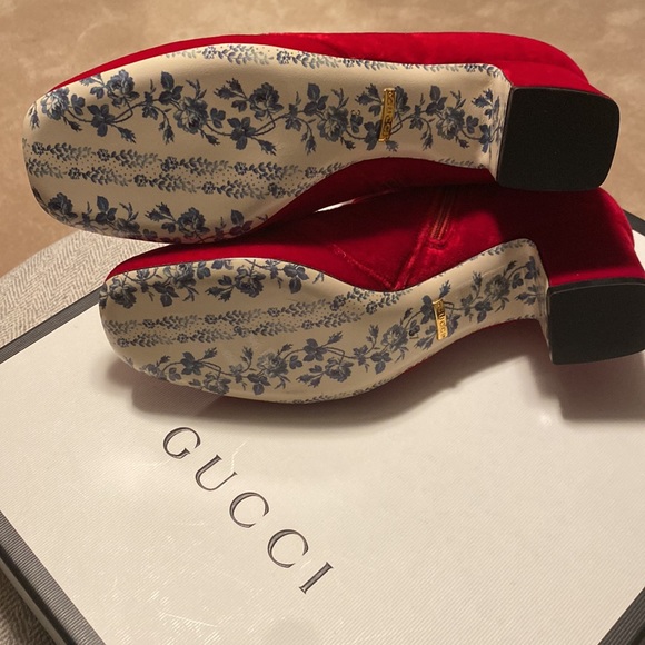 Never worn. NIB. Gucci Velvet/Malaga Kid Bootie Size 37. - Picture 4 of 6